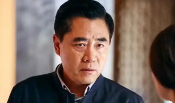 他是顶级老戏骨,娶同班同学为妻子独宠42年,出道至今零绯闻