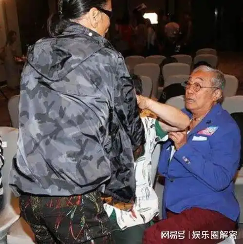 当年谢贤突然打曾江一巴掌,曾江一时语塞,目光惊讶地看着谢贤