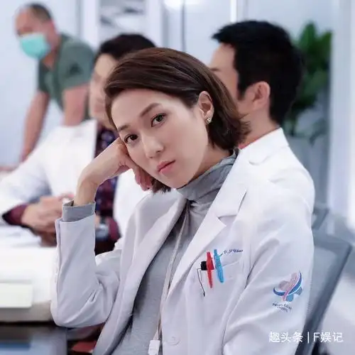 钟嘉欣晒17年前参加选美旧照已成为妈妈的她没变化依旧清纯甜美
