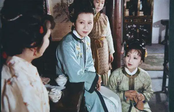 87版红楼梦之李纨剧照她是封建淑女,是妇德妇功的化身
