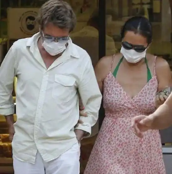 54岁巩俐近照曝光,和72岁外国老公牵手上街,这身材认不出来