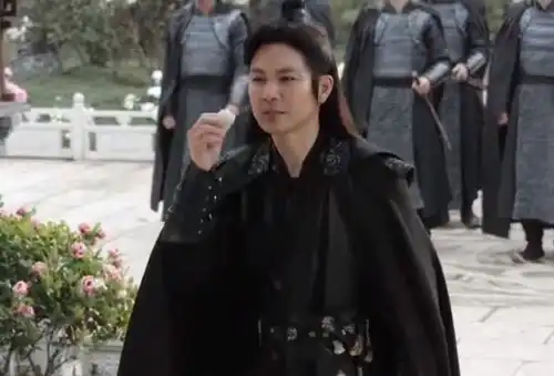 44岁硬演少年,连钟汉良都翻车了,冯绍峰为啥能让人真香