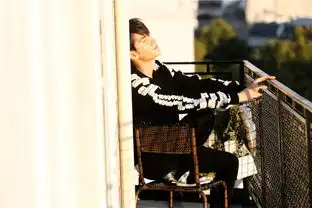 组图李日詹露台写真曝光毛衣造型展秋日暖意
