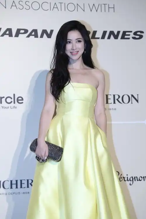 被乔家的儿女中的朱珠圈粉,穿搭虽有反差,但也很美
