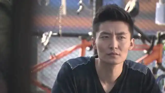 铠甲勇士捕将苏云天说志凯配不上筱筱,但是志凯却不服气
