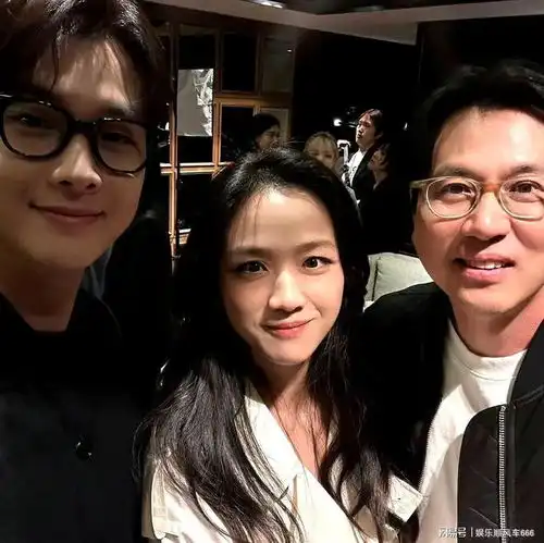 汤唯孔刘新片演夫妻,同框剧照首曝光,片场英文交流无障碍