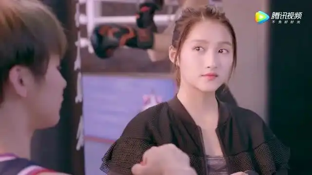 甜蜜暴击女校的健身房,健身器材很丰富
