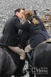 萌妈超模娜塔莉v携帅哥小乔演绎旷世绝恋
