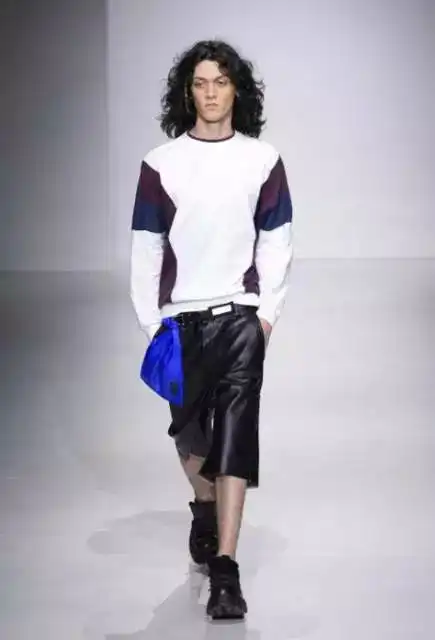 咱们来看看小李子的塑料袋包那叫一个潮流啊
