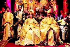 黄金甲剧照首曝光皇后巩俐性感丰腴
