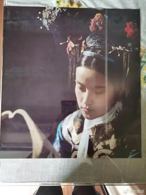 刘晓庆晒早年清宫剧照,拍戏时她在片场讨饭,被后勤人员气哭