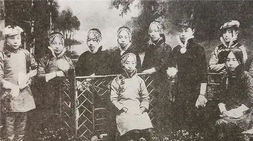 一法国人展出一组晚清彩照格格妆容很是惊悚,颐和园宛若天堂
