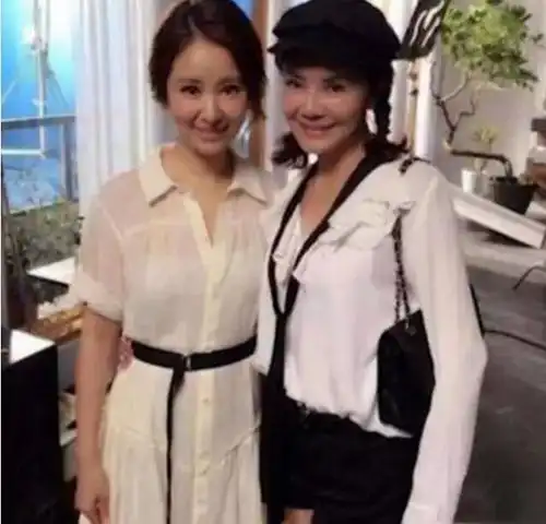 林心如和霍建华七十岁的妈妈合影,看着竟像两姐妹