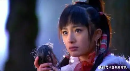 11岁杨幂与李亚鹏拍戏,34岁杨幂与陈伟霆拍戏,两个片段有共同点
