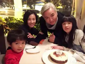 张庭全家聚餐为小女儿庆生儿子表情搞怪逗趣
