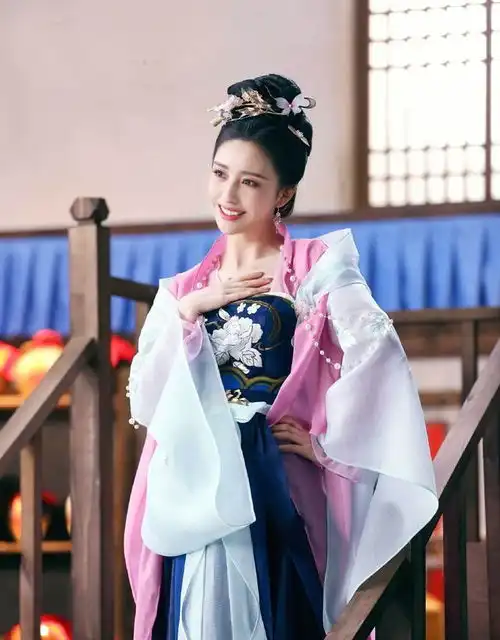 佟丽娅新古装造型,粉蓝罗裳尽显娇俏,一颦一笑间动人心魄