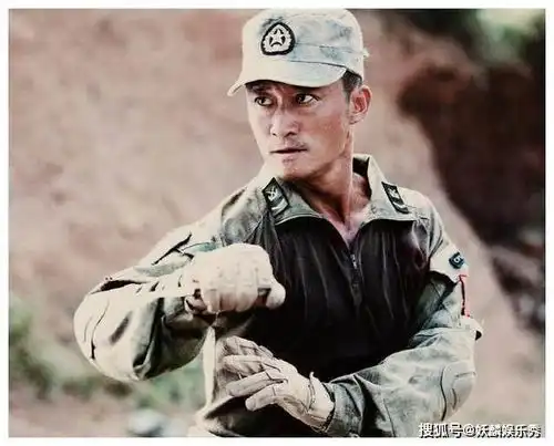 吴京刚出道影迷见面会照片曝光,五官清秀接地气,亲自为粉丝下厨