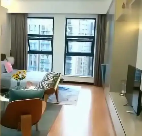 晒晒50㎡小蜗居,儿童床装在半空,下面是衣帽间,一房能当两房用
