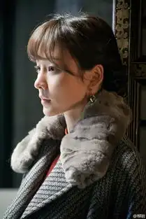 柳岩微博晒淡妆造型照撞脸李小璐8