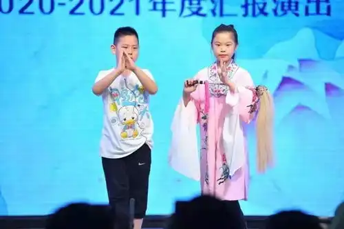 钢琴英语之外,周末送孩子学戏曲学沪语,上海家长变了
