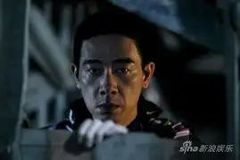 孤岛惊魂大尺度剧照曝光陈小春被半裸美女熊抱