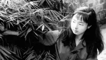 芳华背后,还藏着一个绝对不是一般风骚的女人
