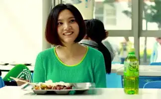 利落短发,眼神坚韧,演起正剧的秦语有点燃