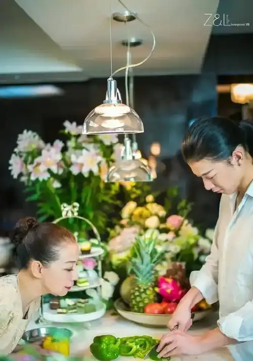 今天的陈露,就是昨日的仲小萍