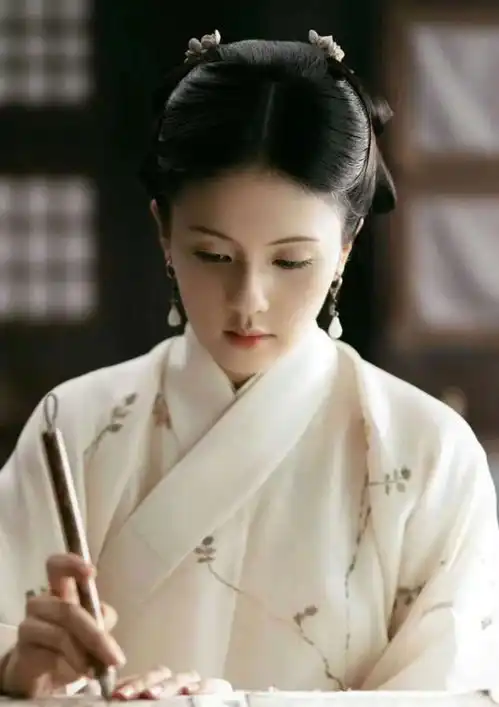 于正玉楼春女演员剧照,避开了白鹿造型,我却被杨蓉美到了
