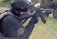 趣图丨从战狼2开始教你6种单手换弹夹
