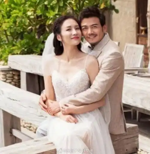 组图杨烁深夜与美女一起回家同乘豪车有说有笑关系亲密
