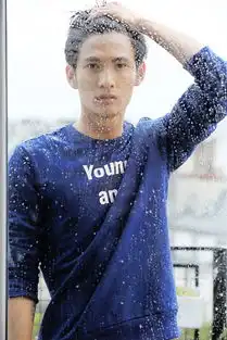 组图李日詹新写真曝光上演十足湿发诱惑
