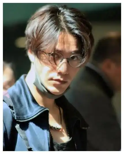 儿时偷东西被母亲打,借钱才入北影,后因金粉世家一举成名
