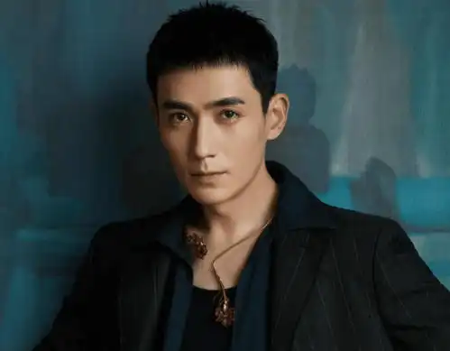 亲爱的自己还未开播,朱一龙又有新剧杀青,黑白剧照太吸睛