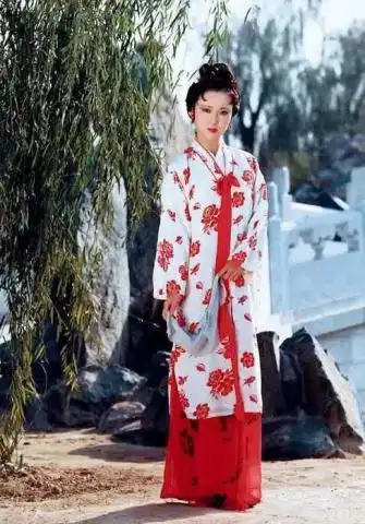 金钏跳井死后,王夫人为何要拿黛玉过生日的衣服给她殓妆
