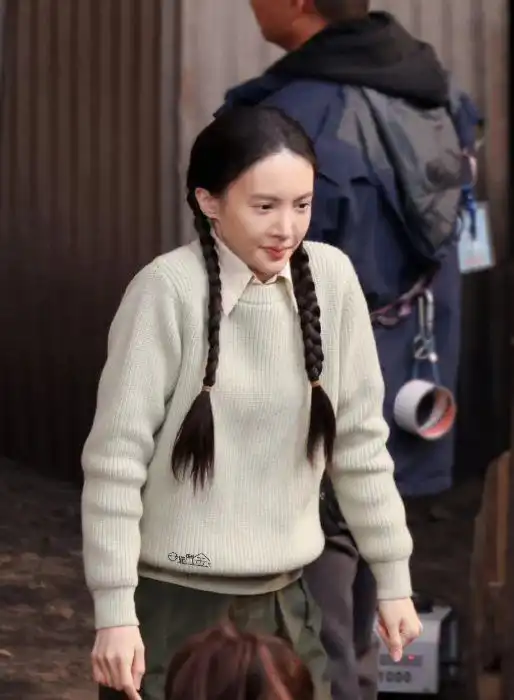 金晨青岛拍摄南来北往,复古造型显老气,穿棉服遛狗宛如路人
