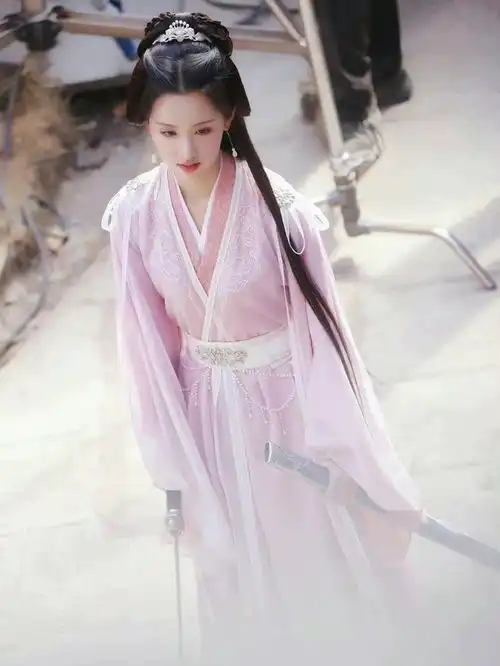 组图陈都灵莲花楼路透释出古装舞剑扮相仙气十足
