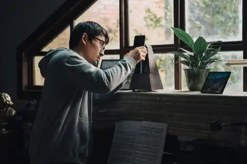 朱一龙穿过寒冬拥抱你剧照万家灯火阑珊时