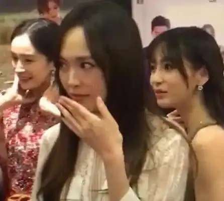 3位流量小花同框比美,baby的一个举动惹争议,真实气质暴露
