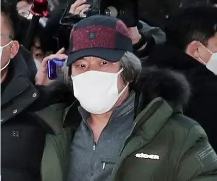 素媛案罪犯刑满释放12年来首次露脸,出狱当天被愤怒人群扔鸡蛋
