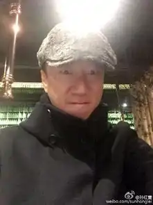 孙红雷吃饭之余不忘自拍