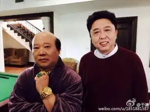 郭德纲新造型变秃头土豪满手戒指带硕大金表
