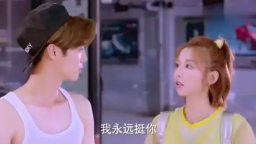 美女喷了别人一身水,立马撒娇卖萌,长得好看真的可以为所欲为