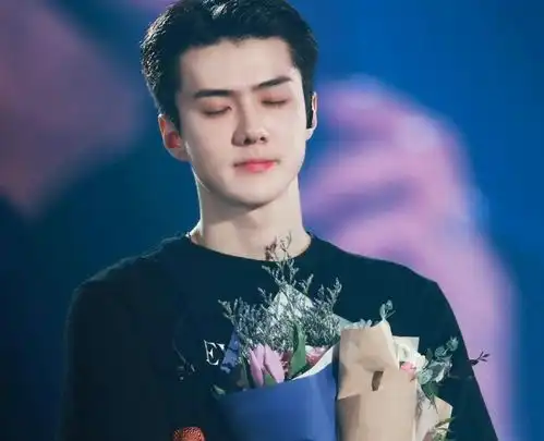 吴世勋新剧剧照上热搜,身穿皮衣又被说胖了饰演多金又帅的角色