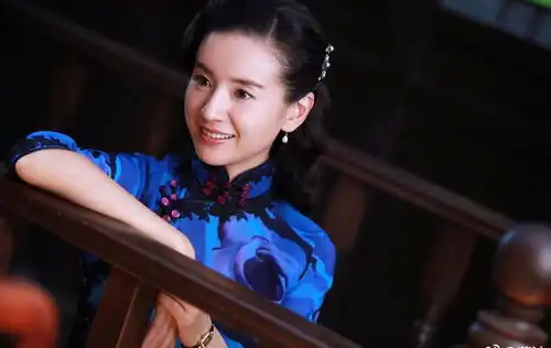 看了董洁的现代旗袍后还是让她穿上民国旗袍吧,毕竟那才叫清纯