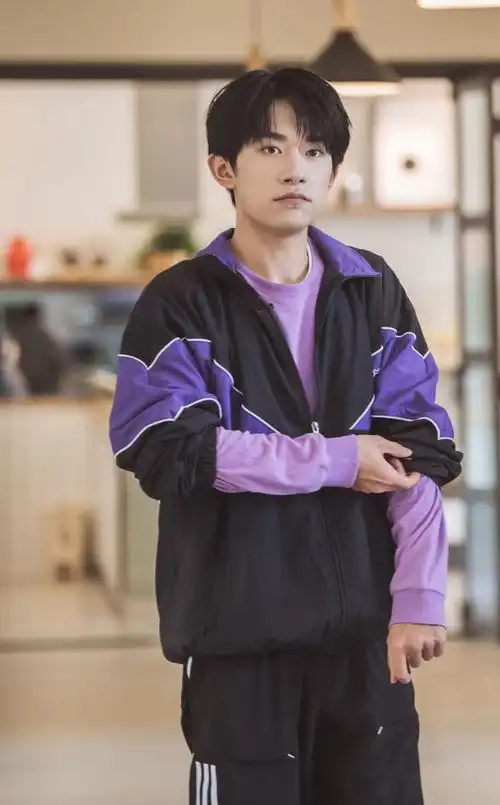 易烊千玺紫拼接运动装活力足