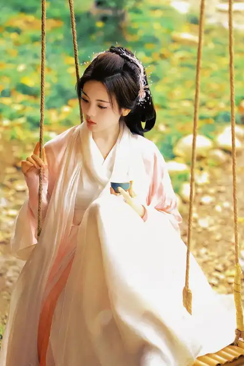 组图杨超越晒七时吉祥生图剧照古装造型温婉美貌动人
