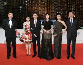 蒋欣亮相上海电视节红毯黑色礼服显曼妙气质
