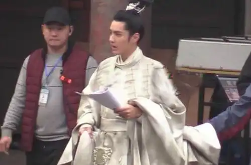 杨紫穿古装有气质,吴亦凡古装造型儒雅,青簪行路透曝光二人
