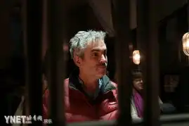 姜文葛优牵手拉筋十指紧扣状若双人瑜伽